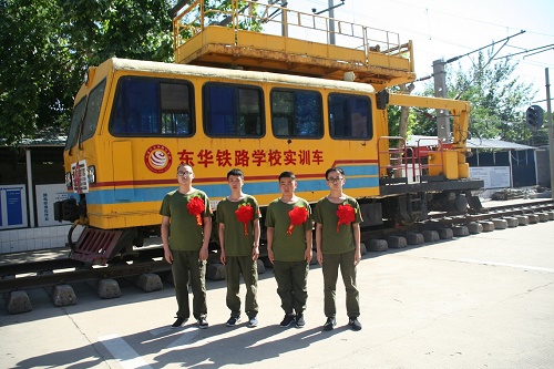 石家莊東華鐵路學(xué)校軌道車司機(jī).JPG