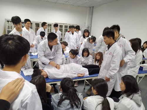 初中畢業(yè)能學口腔醫(yī)學專業(yè)嗎？